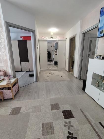 Apartament cu 3 camere semidecomandat în Florești