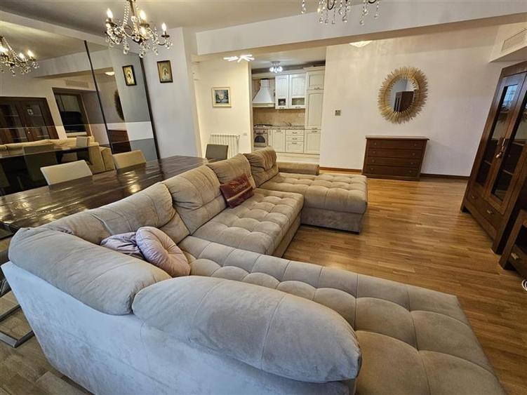 Apartament cu 3 camere semidecomandat, mobilat în Kiseleff