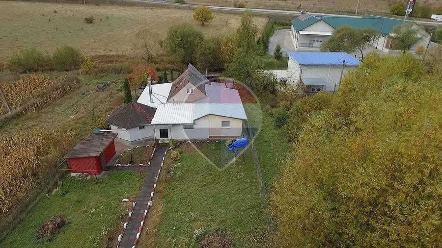 Casă individuală cu 5 camere cu Teren 3300 Mp în Vâlcele
