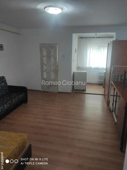 Vand Garsoniera zona Runcu