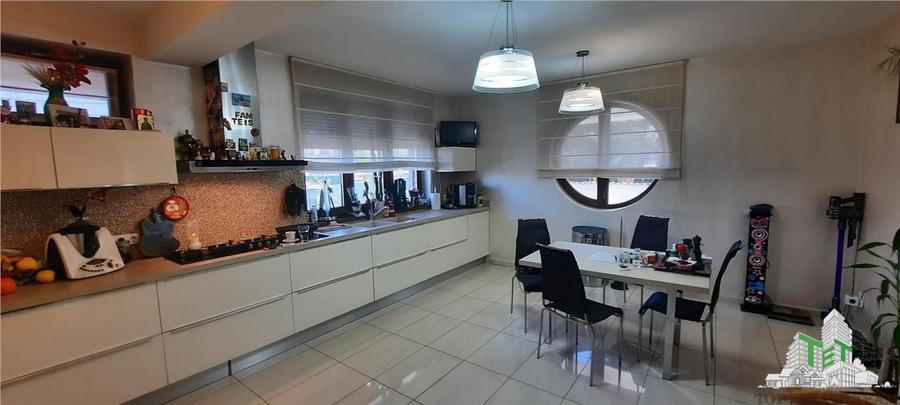 Vila eleganta de vanzare in Damaroaia - 17