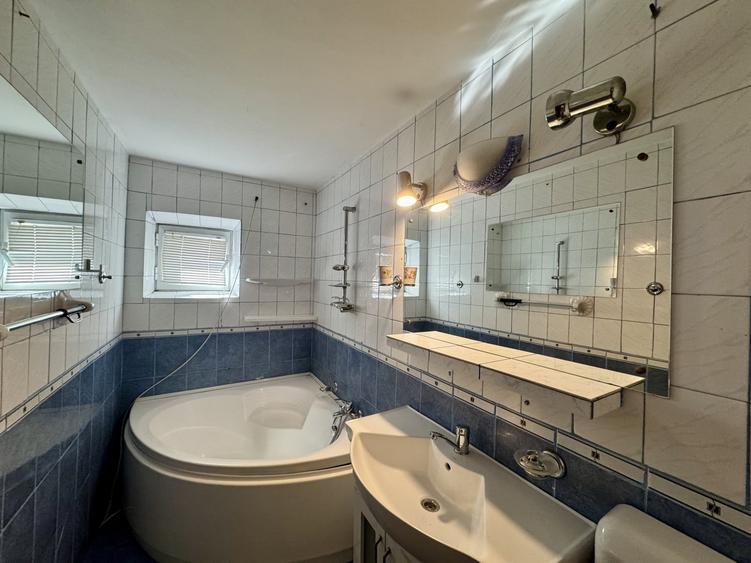 Apartament cu 3 camere decomandat, mobilat în Vitan