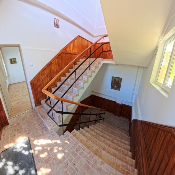 Vilă spațioasă cu 12 camere, teren generos și multiple facilități - 10