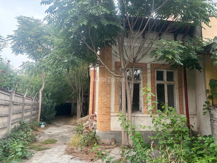 OPORTUNITATE ! Ultracentral casa individuala cu teren mare in proprietate !