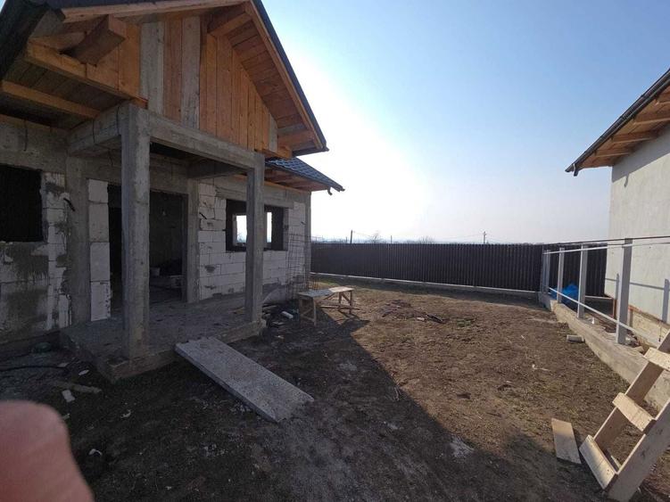 Case la rosu in Tulucesti - 5