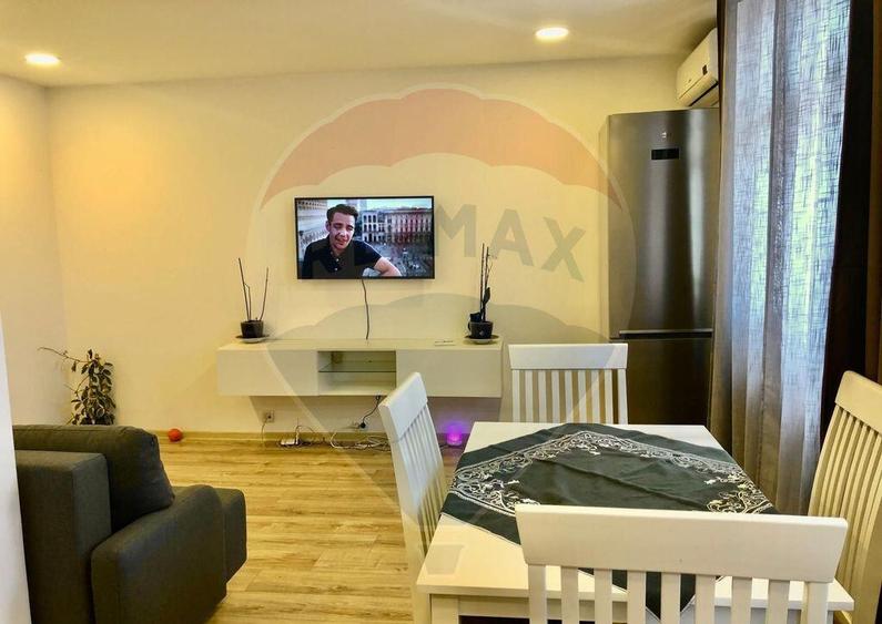 Apartament in zona Centrala, et.1, curte privata. - 1