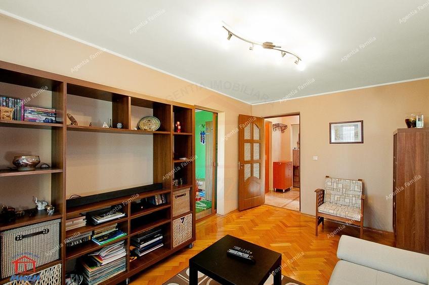 Apartament cu 4 camere semidecomandat, mobilat în Micro 20