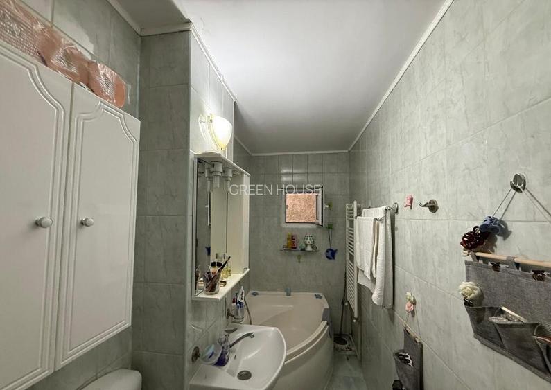 Apartament cu 3 camere ,etaj 3, zona Ulpia