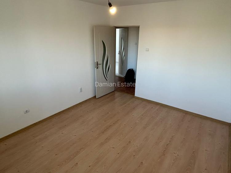 3 camere decomandat, Centrală proprie, Parcare inclusă, Zonă liniștită Chitila