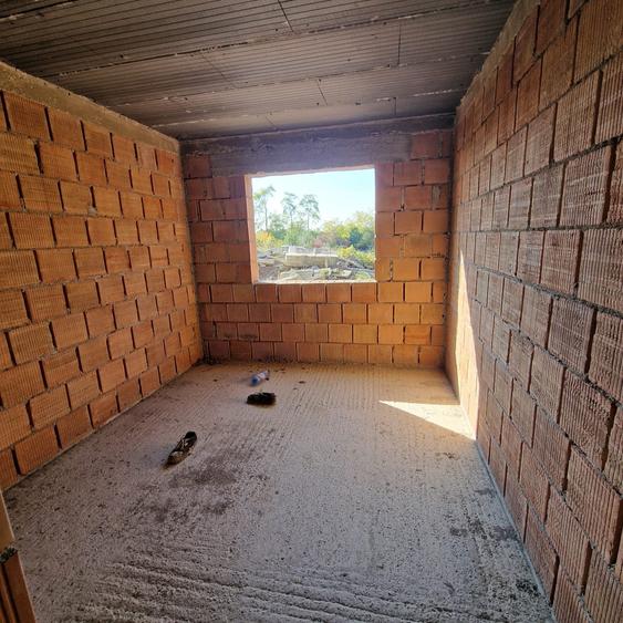 Se vinde casa la rosu, sat  Malaiesti jud. Prahova , pret 72000 euro negociabil - 8