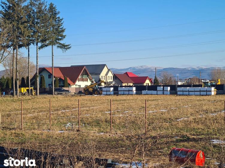 Teren intravilan ingradit cu utilitati trase . - 3