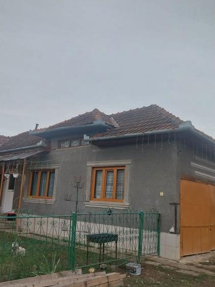 Casa de vanzare + anexe - 1