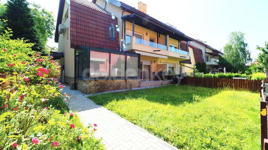 Vila nemobilata in complex cu piscina | 2 garaje - 2