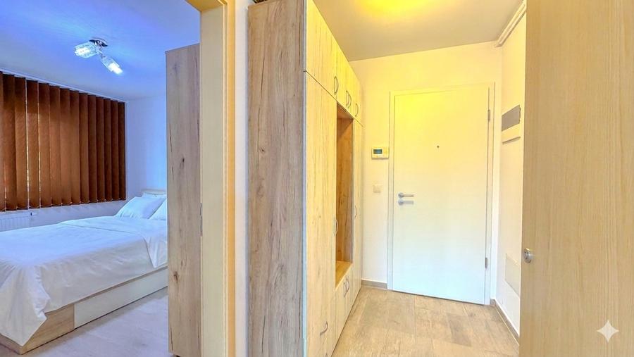 Studio in Kasper Coresi, vedere către aleea pietonală, loc de parcare si boxa - 8