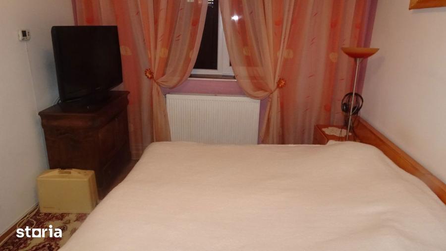 Apartament cu 3 camere decomandat în Scărișoara