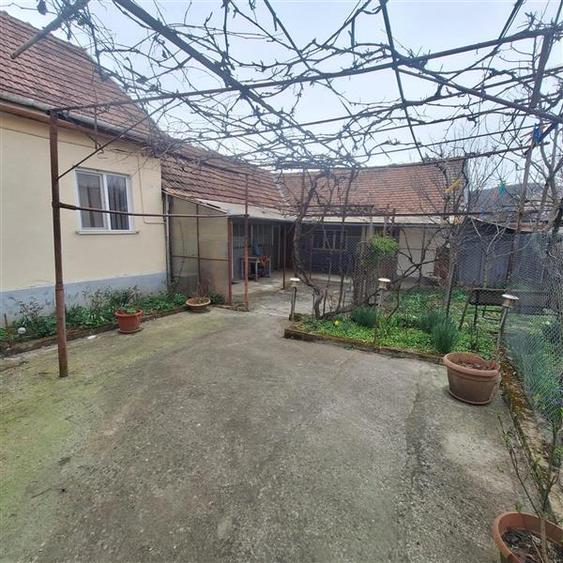 Casă individuală cu 4 camere cu Canalizare în Exterior Est