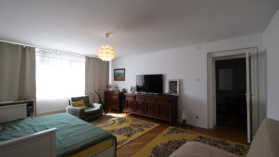 Casă individuală cu 7 camere cu Canalizare în Fieni