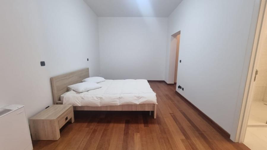 Apartament cu 5 camere decomandat, mobilat în Primăverii