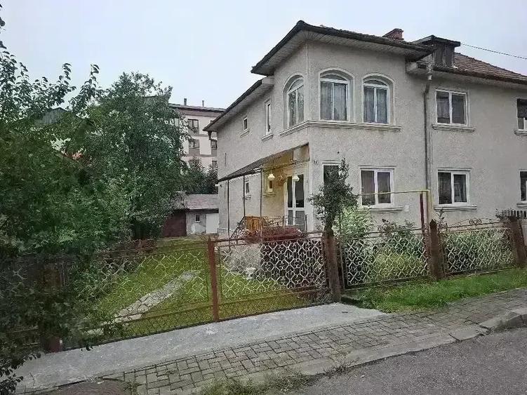 Casă cu 5 camere cu Teren 720 Mp în Câmpulung Moldovenesc