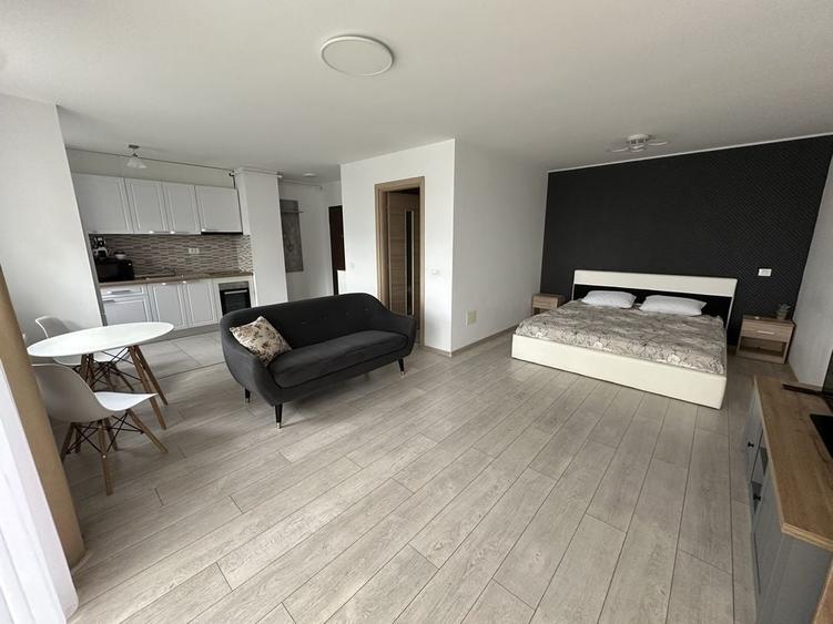 Apartament cu 2 camere nedecomandat în Tractorul