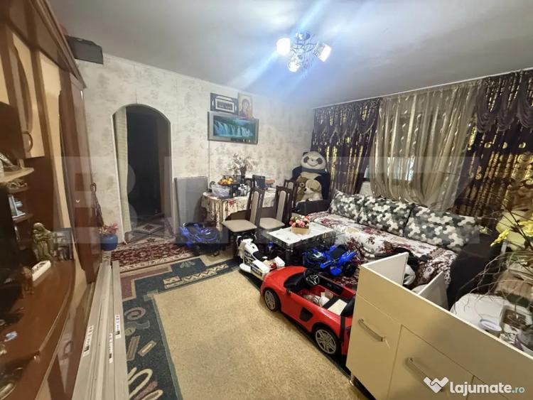 Apartament cu 3 camere semidecomandat în Micro 11