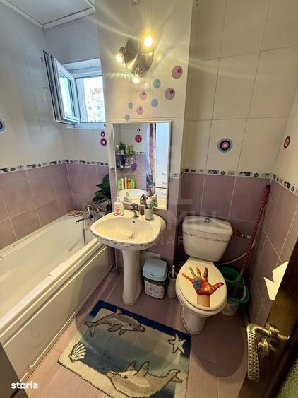 Apartament cu 3 camere semidecomandat în Craiovița Nouă