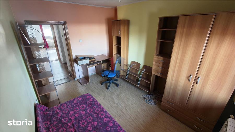 Casă cu 6 camere cu Teren 300 Mp în Tineretului