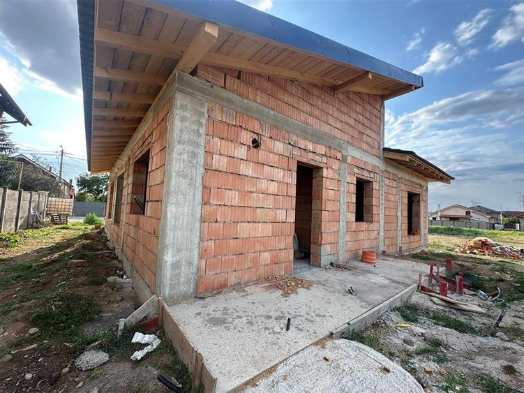Casă cu 4 camere cu Teren 665 Mp în Cihei