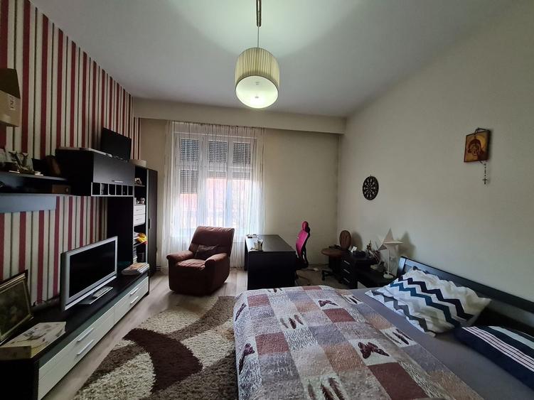 Casă individuală cu 8 camere cu Canalizare în Central