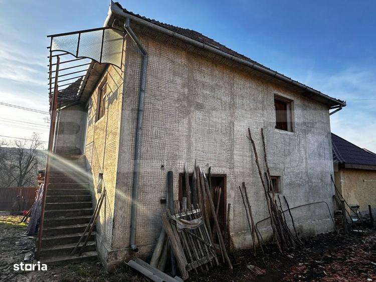 Casa cu 4 camere,baie, bucatarie,anexe.pivnita teren 2500 mp - 4