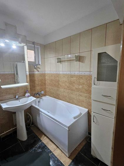 PROPRIETAR, inchiriez ap 3 camere ULTRACENTRAL, total mobilat si renovat - 5