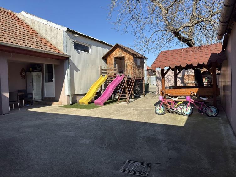 Casa de vanzare cu teren generos si hala metalica - 2