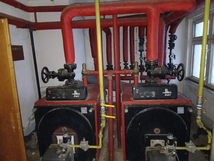 Vand imobil rezidential suprafata construita 2450 m piscina interioar - 4