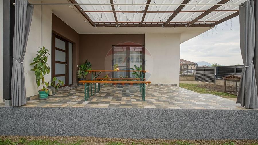 Vilă modernă, cu garaj, panouri și pompă de căldură, Cristian - 8