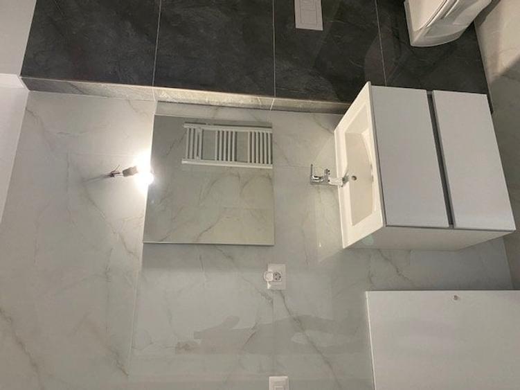 Apartament cu 3 camere nedecomandat în Aradului