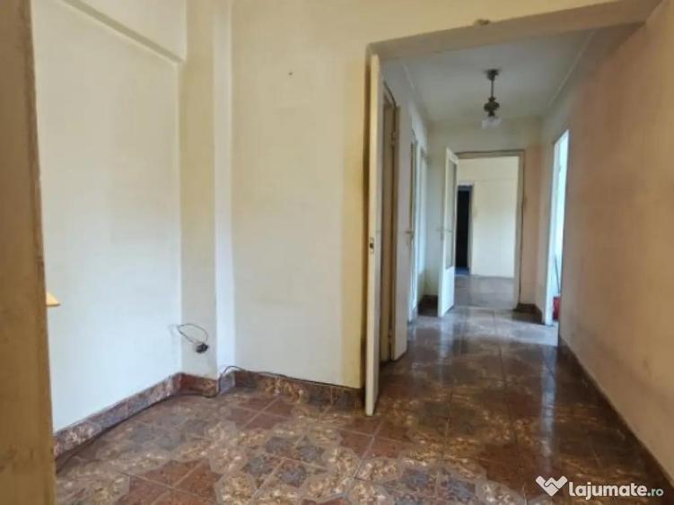 Apartament de vanzare, cu 3 camere spa?ios, etaj 1, zona P - 4