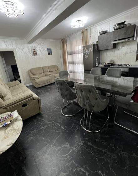 Apartament cu 3 camere decomandat în Jiului