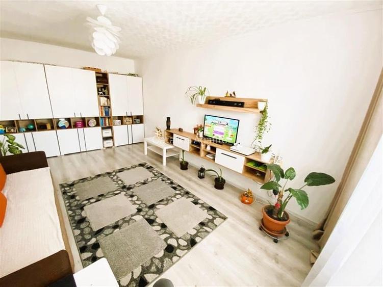 Apartament 3 camere, decomandat, etaj 3, zona Craiter