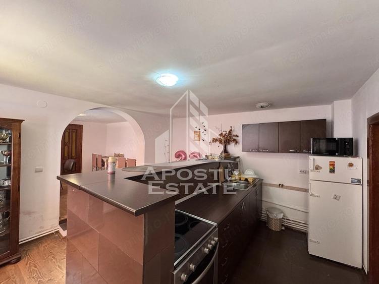 Casă cu 8 camere cu Teren 700 Mp în Sălașu de Jos