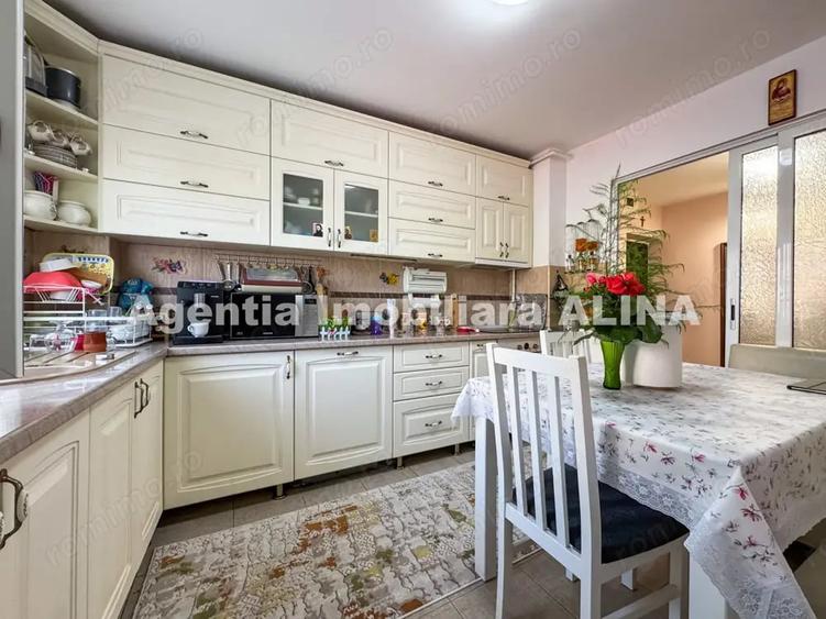 Apartament cu 3 camere decomandat în Astoria