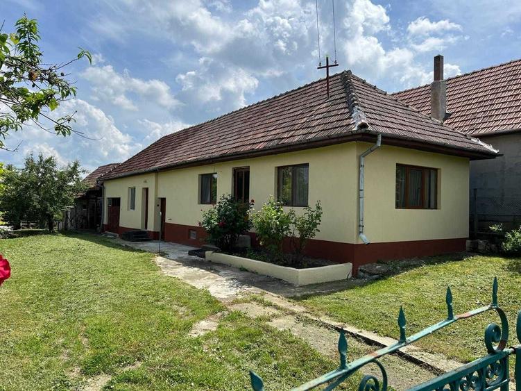 Casă cu 2 camere cu Teren 8000 Mp în Exterior Vest