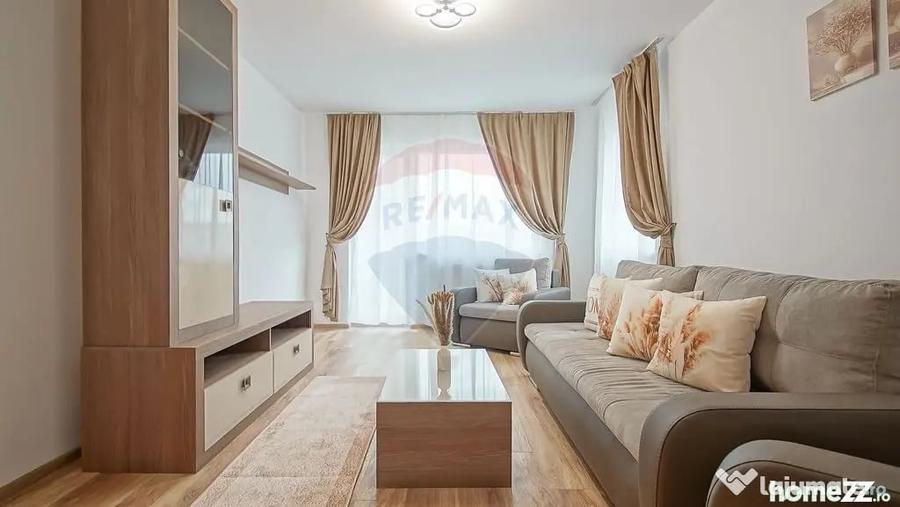 Apartament cu 3 camere decomandat în Tractorul
