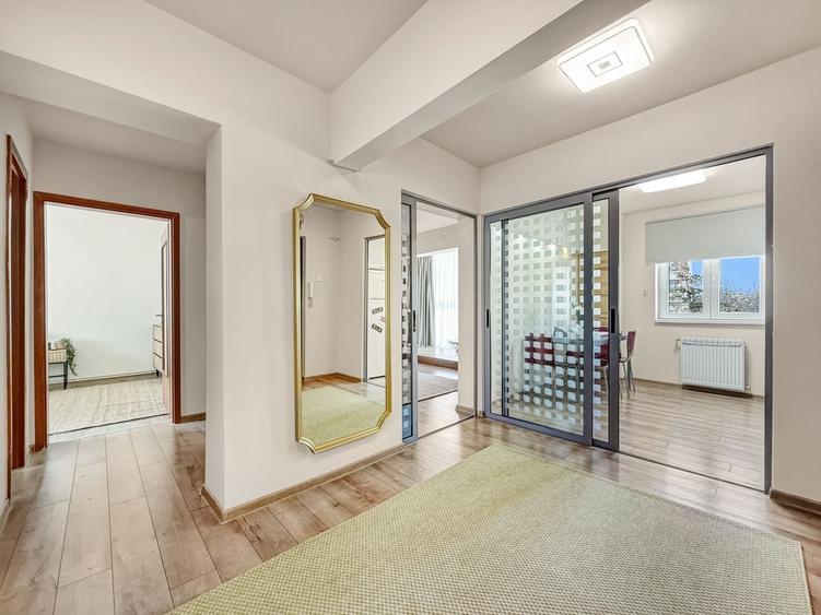 Apartament cu 4 camere decomandat, mobilat în Central