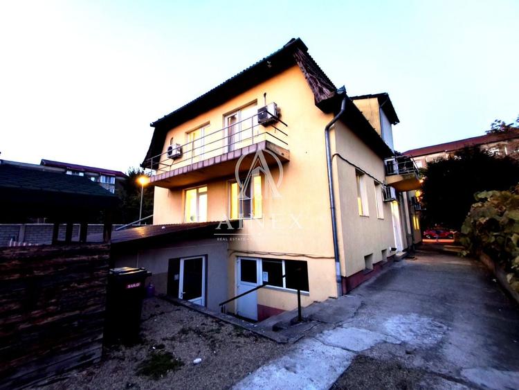 Casă individuală cu 8 camere cu Canalizare în Lipovei