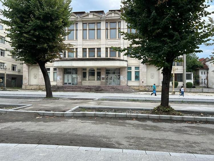 Spatiu comercial de inchiriat pe Strada Negru Voda 142, Campulung - 1