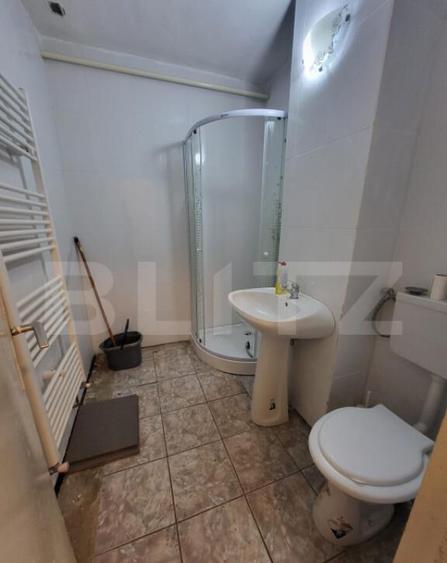 Spatiu comercial de vanzare, zona Micro III - 2