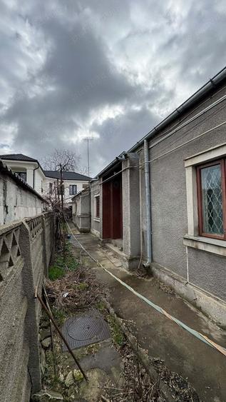 vand casa in centru singur in curte - 1