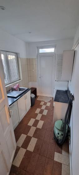 Casă individuală cu 6 camere cu Garaj în Central