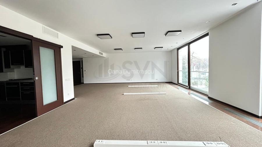 Apartament cu 5 camere decomandat în Capitale