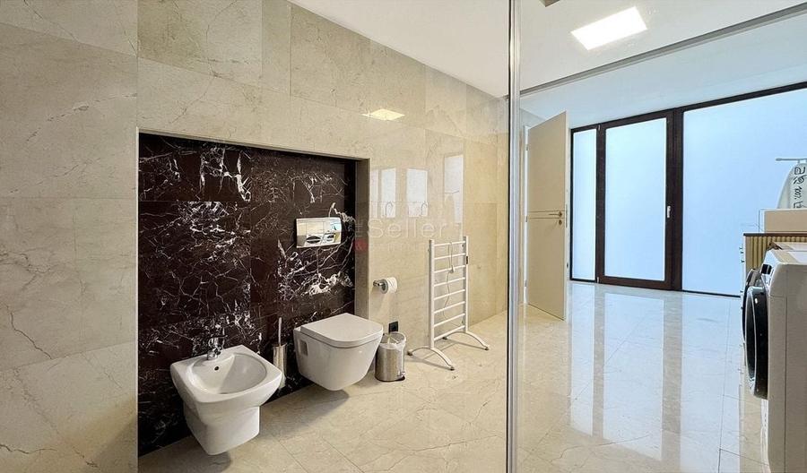 Terase generoase cu vederea spre padure - 9